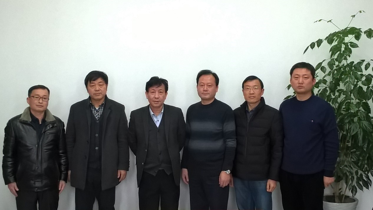 范以宁教授（左三）与分析测试中心和英国正版365官方网站部分专家教授合影